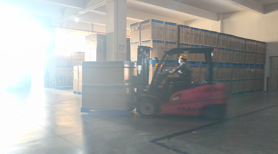 仓库繁忙，每日多条柜滚筒干衣机发往全球