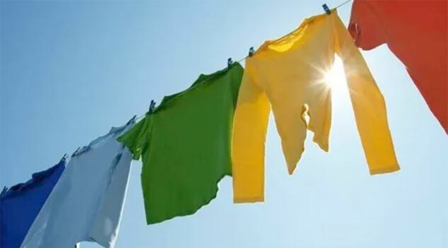 家用衣服烘干机与太阳晾晒干衣相比，哪种更节省能源？