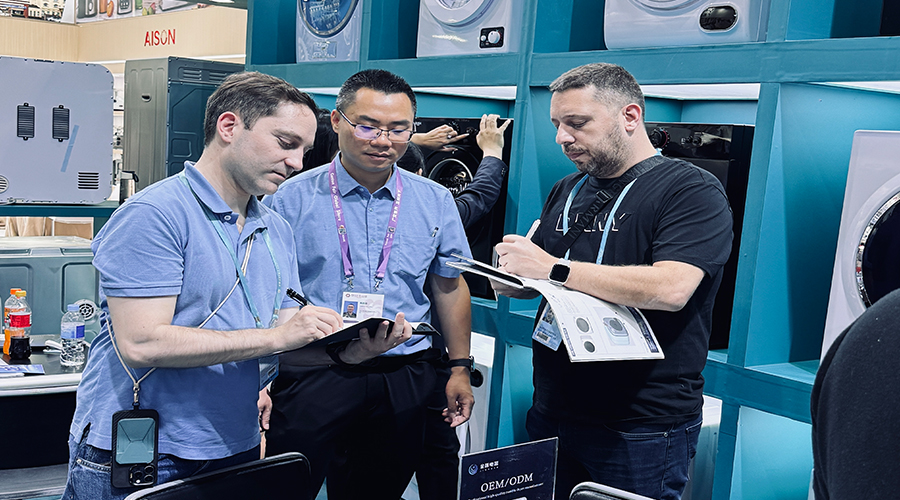 广交会次日：老友重逢与新约初定